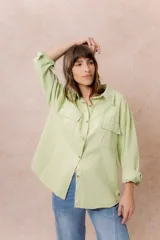 Camisa oversize de denim liviano color amarillo, con cuello camisero, mangas largas con puños, bolsillos delanteros con tapa y ruedo desflecado.