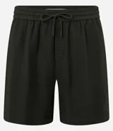 Bermuda masculina de corte recto, confeccionada en algodón con textura de cuadros verticales. Presenta cintura elástica con cordón ajustable y bolsillos laterales.