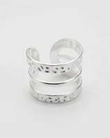 Set de tres anillos de acero con acabado texturizado y diseño ajustable.