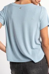 Remera de cuello redondo y manga corta, confeccionada en tejido de viscosa acanalado con un calce suave y liviano.