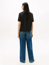 Remera de corte amplio confeccionada en puro algodón con tejido de punto interlock. Presenta cuello redondo, hombros ligeramente caídos y logo de Tommy Hilfiger bordado en el pecho.