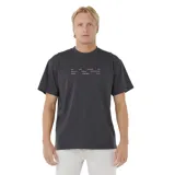 Remera Rip Curl modelo Vaporcool 3 Stacks, de color negro, corte holgado, manga corta y cuello redondo. Presenta un pequeño estampado tipográfico en el centro del pecho.