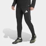 Pantalón de entrenamiento Adidas Entrada26 de corte ajustado, color negro con el logo Badge of Sport de Adidas en blanco en la pierna izquierda. Cuenta con tecnología Climacool y cierres en los tobillos.