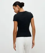 Remera deportiva de microfibra color negro, de manga corta, con cuello redondo y diseño ajustado.
