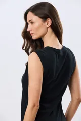 Musculosa de algodón color beige, de corte clásico con cuello redondo y diseño liso.