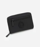 Billetera mediana tipo tarjetero con cierre de cremallera, color negro. Presenta un parche circular con diseño de sello universitario en el frente y tiradores de cremallera con la marca "Satinato".