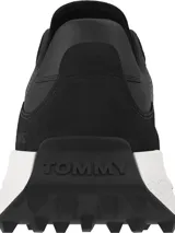 Zapatillas deportivas Tommy Jeans de corte bajo, con exterior de poliéster y diseño de paneles con mezcla de texturas. Presentan suela dentada de goma y caucho, cierre con cordones y parche distintivo de la marca en la lengüeta.