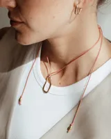 Aros de diseño minimalista con forma de argolla pequeña, realizados artesanalmente en bronce y alpaca con pernos de plata 925.