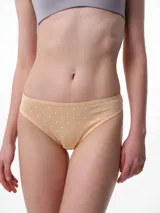 Bombacha tipo colaless de algodón color beige con estampado de pequeños lunares blancos. Presenta un diseño de tiro medio con costuras suaves para mayor comodidad.