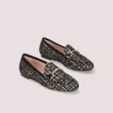 Mocasines tipo slipper con exterior de tejido tweed/tartán blanco y negro, herraje metálico dorado en el empeine, plantilla acolchada de piel natural y suela antideslizante.