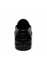 Mocasín de símil cuero negro con silueta clásica, costuras marcadas y tira sobre el empeine.