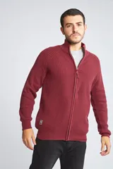 Campera tejida de punto acanalado en color bordó, con cuello alto y cierre frontal completo. Presenta mangas largas y un diseño de ajuste regular.