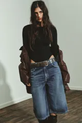 Body de manga larga con cuello redondo, confeccionado en una mezcla de algodón y modal. Presenta cierre inferior con botones a presión.