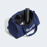 Bolso deportivo pequeño Adidas Linear color azul con base negra, logo blanco estampado, doble asa de mano, correa ajustable para el hombro y compartimento independiente para calzado.
