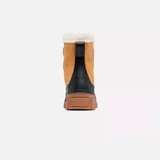 Bota de invierno Sorel modelo Tivoli V, confeccionada en gamuza impermeable color curry con refuerzos de goma negra en la base y el talón. Presenta interior forrado en piel sintética, cierre con cordones y suela de goma dentada color marrón.