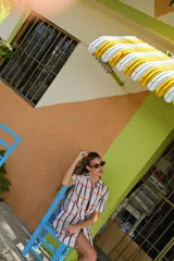 Camisa oversize a cuadros con botones frontales, confeccionada en lino y algodón.