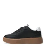 Championes urbanos de plataforma color beige, con diseño de paneles superpuestos y cierre mediante cordones al tono.