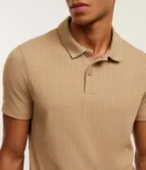 Remera polo slim color tostado, con textura acanalada, manga corta y cierre frontal de botones.