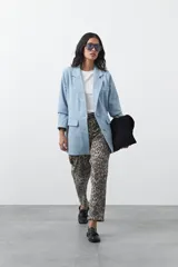 Pantalón de corte barrel con estampado animal print, tiro medio-alto, silueta curvada con volumen y bajo ligeramente ajustado.