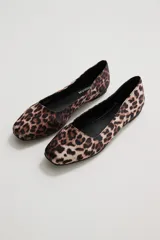 Balerina de punta redondeada con estampado animal print de leopardo en tonos marrones y negros.