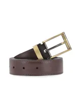 Cinturón de cuero color marrón con costuras decorativas en los bordes y hebilla metálica rectangular en tono dorado envejecido y negro.