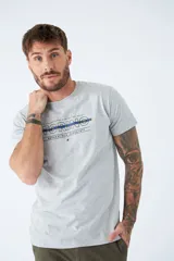 Remera gris melange de algodón con estampado frontal con la palabra "Torino" en azul y negro.