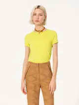 Remera de calce ajustado, color amarillo lima, con escote redondo cerrado y mangas cortas estilo japonés. Presenta espalda cavada.