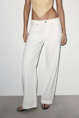 Pantalón de jean de corte recto y tiro medio, con diseño de cinco bolsillos y cierre frontal con botón y cremallera.