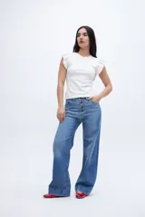 Musculosa verde oliva de tela rib con cuello redondo y volados en los hombros.