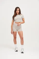 Remera corta de lycra color visón, de corte ajustado y mangas cortas.