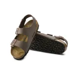 Sandalias Birkenstock Milano de cuero sintético color marrón con hebillas ajustables de metal color cobre.
