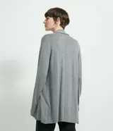 Cardigan largo femenino de la marca Blue Steel, confeccionado en tejido de punto liso color gris. Presenta diseño abierto sin cierres y cuello tipo chal.