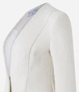 Blazer color crema en tejido tweed, de corte recto, sin solapa, con cierre frontal de un botón y bolsillos con solapa.