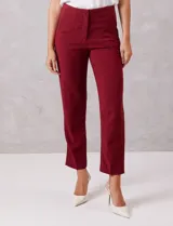 Pantalón sastrero slim negro de tiro alto, con pretina anatómica, pinzas verticales frontales y cierre oculto. Tiene bolsillos laterales inclinados y pinzas traseras para un ajuste favorecedor.