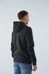 Campera negra con capucha ajustable, bolsillos con cierre y logo estampado.