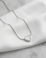 Collar de acero con cadena fina y dije pasante en forma de corazón con incrustación de nácar.