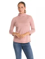 Buzo de tejido fino en color rosa, con cuello alto acanalado y mangas tres cuartos. Presenta detalles de punto acanalado en diagonal desde el cuello hacia las sisas y terminaciones de rib ancho en el ruedo con pequeños tajos laterales.