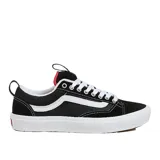 Championes de skate Vans modelo Old Skool 36+, color negro con franja lateral (sidestripe) blanca y costuras blancas. Suela de goma blanca gruesa y cordones blancos. Presenta detalles en rojo en el talón.