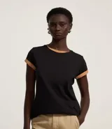 Remera básica de manga corta y cuello redondo, confeccionada en algodón de color celeste.