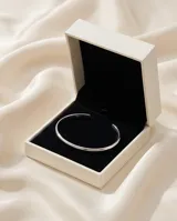 Pulsera tipo esclava abierta, fabricada en plata 925 con acabado pulido y diseño minimalista.