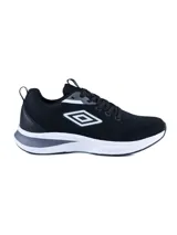Championes deportivos Umbro modelo Vega, color negro con detalles en blanco. Presentan una capellada de tejido técnico transpirable, logo lateral de la marca y una suela de goma con amortiguación en color blanco y gris.
