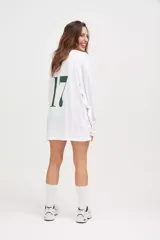 Camiseta blanca oversize de manga larga con cuello en V y número 17 estampado en el pecho.