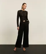 Pantalón pantalona de cintura alta, confeccionado en viscolino, con trabillas en la cintura y bolsillos falsos atrás. Incluye cinturón de material sintético con hebilla metalizada con efecto martillado.