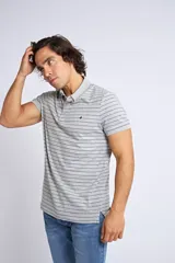 Remera tipo polo de manga corta, color gris con rayas horizontales finas en color oscuro. Presenta cuello clásico con botones y logo bordado en el pecho.