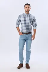 Pantalón de jean corte skinny con spandex, de tiro medio y color gris lavado.