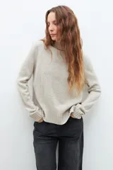 Sweater beige melange de cuello alto, tejido de punto liso y corte clásico.