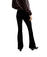 Pantalón de corte flare, tiro alto, color morado oscuro con textura de terciopelo y patrón en chevron.