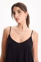 Vestido largo negro de viscosa, sin mangas y con tirantes finos, de corte holgado y fluido.