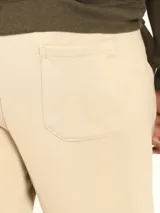 Pantalón jogging de corte ajustado, con cintura elástica y puños elastizados en los tobillos. Presenta un diseño minimalista en color gris oscuro, ideal para un look urbano y deportivo.