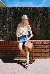 Minifalda de jean azul claro con bolsillos laterales y traseros.